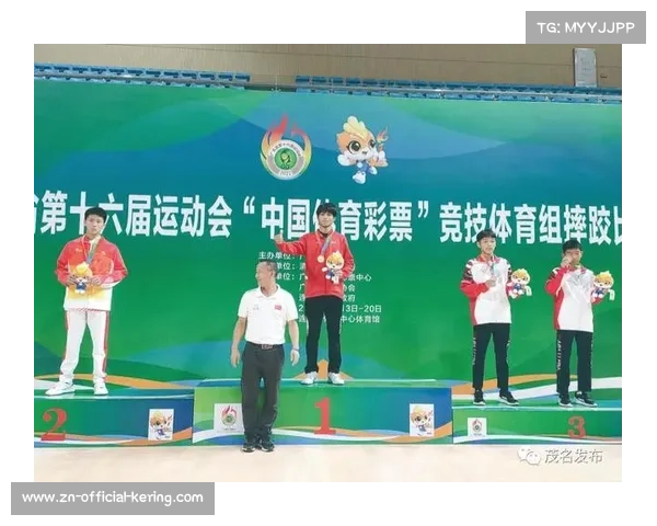 许锦汝夺金后跪吻家乡赛场将首金献给病愈母亲感人一幕 许锦汝夺金后跪吻家乡赛场将首金献给病愈母亲感人一幕