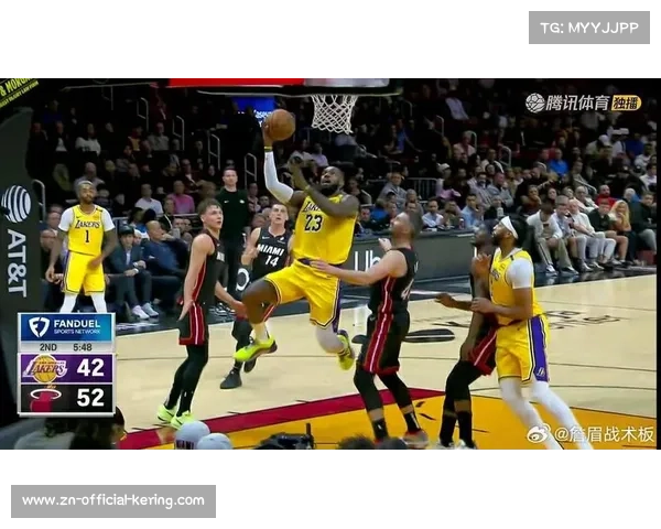 湖人队詹姆斯突破上篮，展现个人能力